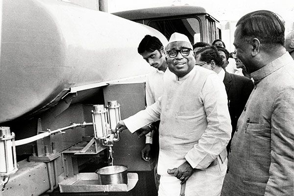 Jagjivan-Ram-Union-Minister-for-Agriculture-and-Irrigation-inaugurates-a-dairy-at-Kurla-in-Bombay-on-February-9-19761